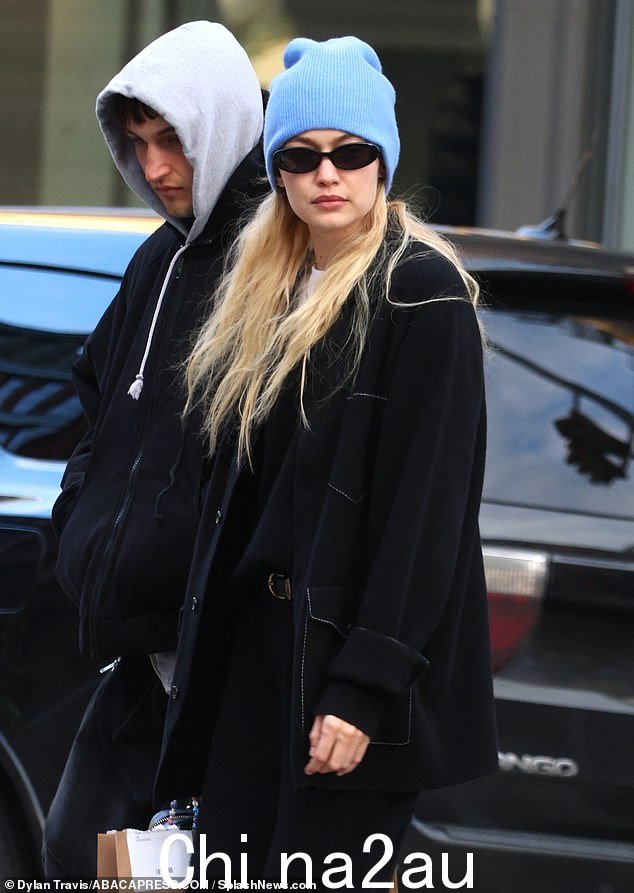 吉吉·哈迪德 (Gigi Hadid) 周二下午在纽约市冒着寒冷的冬季天气