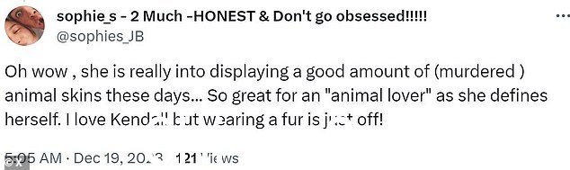 批评她着装选择的评论持续涌入
