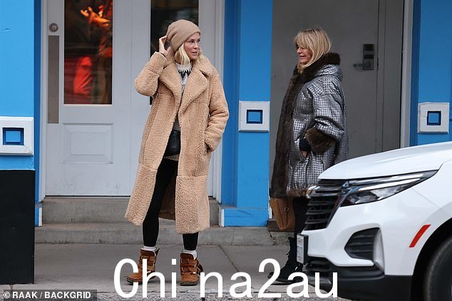 他的妻子、前选美皇后走进一家商店时脸上挂着微笑,还与她的婆婆 Goldie 进行了交谈