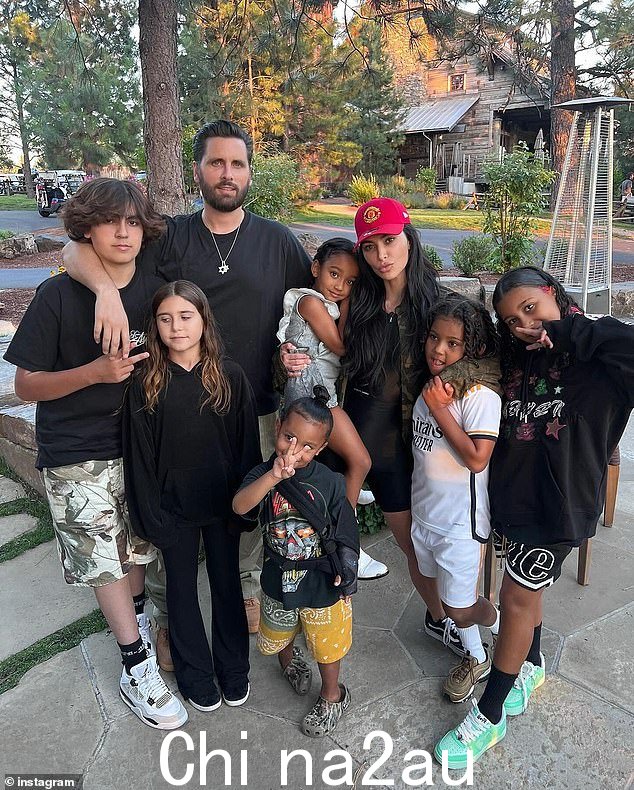 他们与 Saint、Psalm 和 North 以及 Scott Disick 和他的孩子 Mason(13 岁)和 Penelope(11 岁)一起享受了一次有趣的郊游
