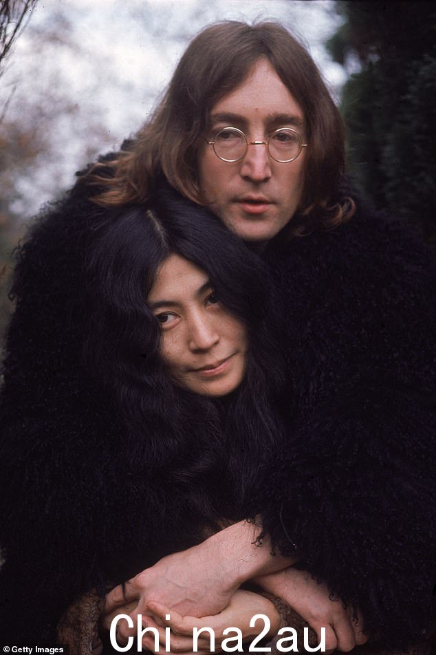 1966 年第一次见面后,约翰和小野洋子开始了一段婚外情,这促使他离开了第一任妻子辛西娅。约翰和洋子从 1969 年结婚,直到 1980 年约翰被谋杀(约翰和洋子于 1968 年合影)