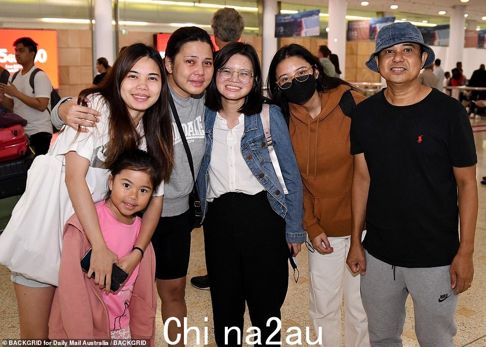 Vanessa,(中间穿着灰色朗斯代尔衬衫)在周三早上之前已有两年没有见到她的女儿们(在她右边)
