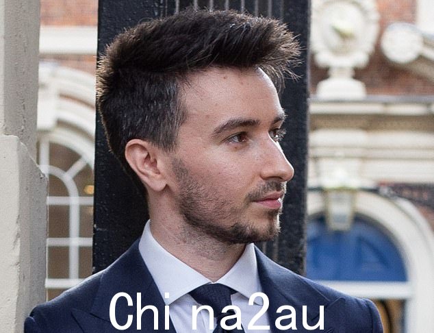 礼仪专家约翰-保罗·斯图里奇(John-Paul Stuthridge)(上图)说:“我们英国人喜欢适当地给小费,而不是过多。圣诞节是一年中我们稍微增加一点小费的时候。” =