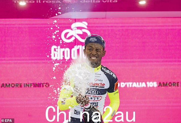 厄立特里亚自行车手比尼亚姆·吉尔梅(Biniam Girmay,事件中的照片)在获奖者领奖台上打开了一瓶普罗塞克,庆祝他去年在环意自行车赛上的胜利。软木塞击中了他的眼睛,迫使他退出下一阶段的比赛