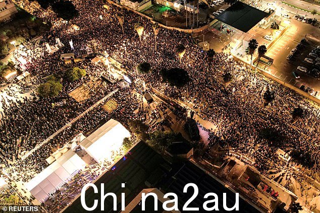人们集会,要求释放在巴勒斯坦伊斯兰组织哈马斯 10 月 7 日致命袭击中被绑架的人质,当时冲突仍在持续2023 年 12 月 16 日,以色列和哈马斯在以色列特拉维夫举行