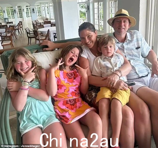 布什·海格承认她必须请亨利帮助她解决数学方程。这对夫妇有三个孩子,分别是八岁的米拉 (Mila)、八岁的波比 (Poppy) 和四个孩子哈尔 (Hal)