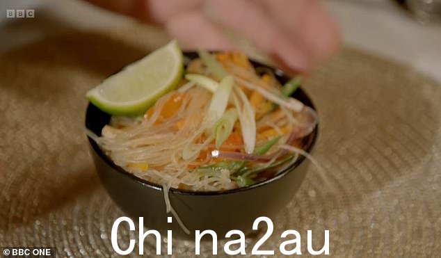 开胃菜的灵感来自于他们的朋友 Guia,Hairy Bikers 选择制作煎饼面条,因为这是 Dave 在我化疗期间享用的第一顿饭
