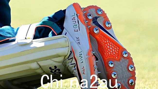 Usman Khawaja 被设置穿着带有在第一次针对巴基斯坦的测试中表达了支持巴勒斯坦的信息。图片:Paul Kane/Getty Images