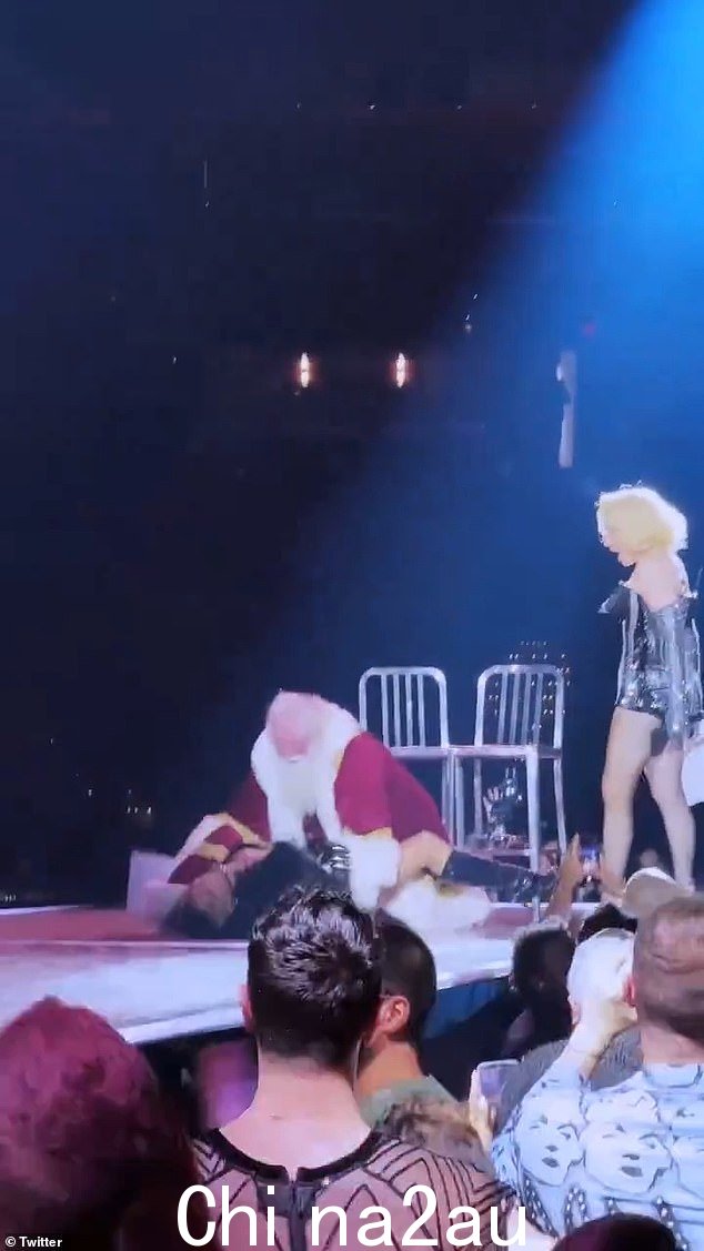 麦当娜的伴舞和圣诞老人在华盛顿特区周二庆祝巡演的舞台上摔倒了