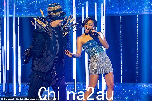 Ariana 在剧集中与 Boy George 一起表演
