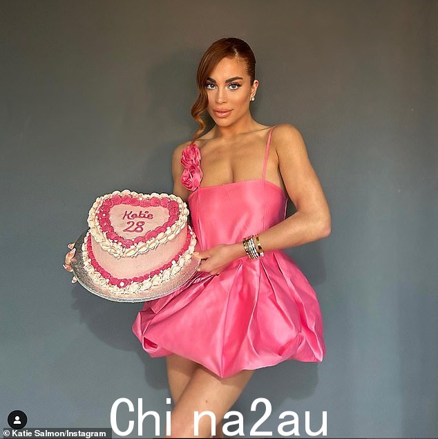 凯蒂 18 岁时开始担任魅力模特,并透露“让我告诉你,这并不那么迷人”