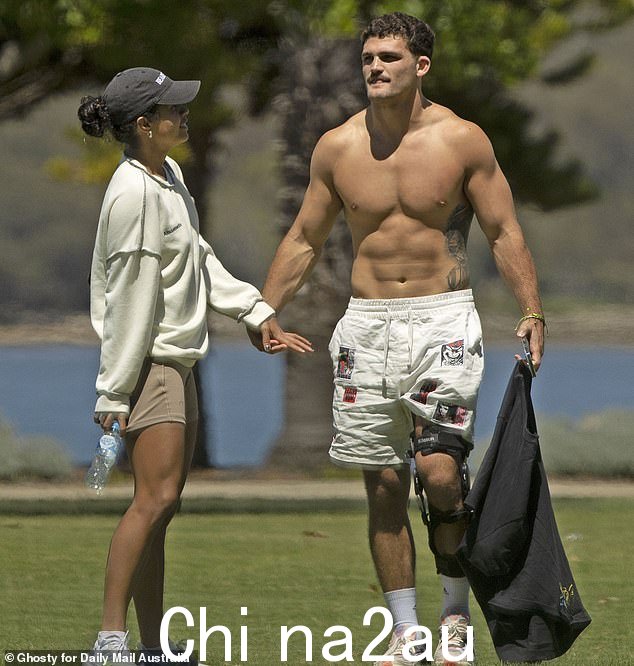 福勒本周与她的彭里斯英超英雄男友 Nathan Cleary 重聚(10 月下旬在珀斯合影)