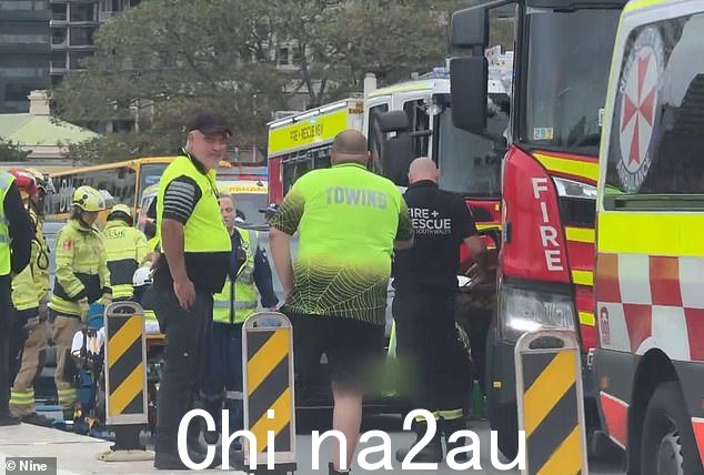 由于救援人员努力清理该区域,通常的四车道高速公路在一个多小时内减少为两条车道