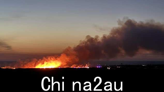 渔业和旅游小镇兰斯林的居民已被告知离开,因为周四的天气可能会加剧丛林大火(如图所示,兰斯林周三在印度洋大道上发生火灾)