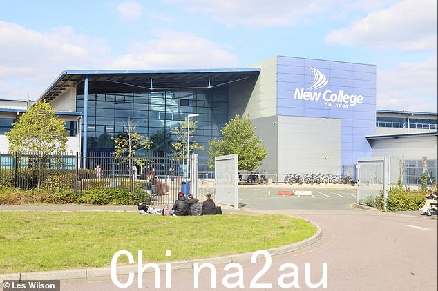 出于对 Lizzie 健康的担忧,我向学校(Swindon New College)提出了安全保障问题,并询问她的父母是否已收到通知或要求他们同意女儿在学校改变性别