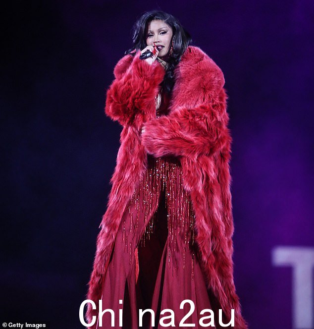Cardi B,31 岁,在最近的 Instagram 视频中宣称自己“单身一分钟”,照片中她于 12 月 10 日在亚利桑那州梅萨参加 TikTok 赞助的活动” =