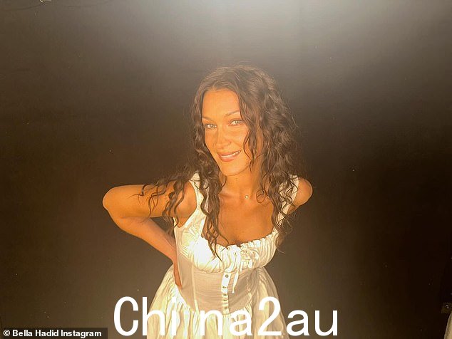 在快照中,这位时尚界名人与拍摄团队的几位成员进行了互动,并向镜头展示了她最好的造型