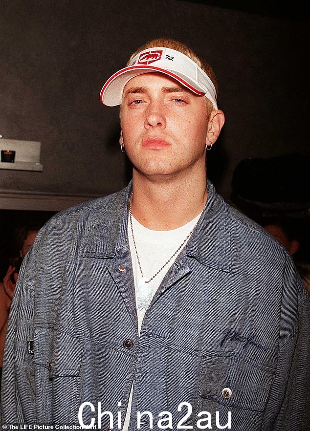 玛丽亚和说唱歌手阿姆 (Eminem) 据称在 2001 年有过一段恋情。然而,虽然这位“Not Afraid”热门制作人表示两人已经约会了六个月,但这位女歌手否认这样的恋情。浪漫关系已经存在;见于 2000 年