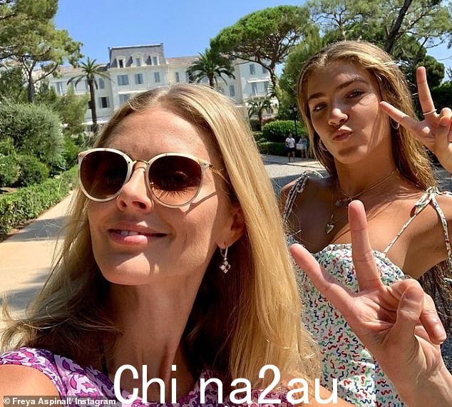 Freya 是 Damian 和 Donna(左)唯一的女儿,当她遇见并爱上时年仅 21 岁这位千万富翁,当时 40 岁