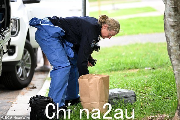 一名 55 岁妇女被指控犯有谋杀罪,一名死者在富裕的河滨郊区被刺死后死亡。现场如图所示