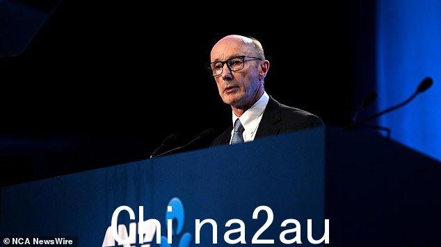 抗议者打断了主席 Paul O'Sullivan(如图)的讲话,后者后来要求删除该群组