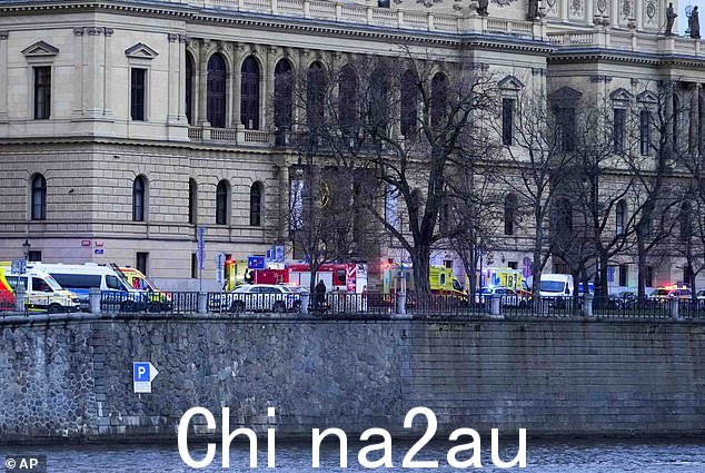 周四,捷克共和国布拉格市中心发生枪击事件后,警察保护了一个区域