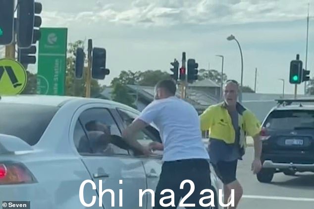 西澳大利亚州的司机对周三在珀斯斯宾塞路桑利火车站附近发生的令人震惊的高峰时段路怒事件(如图)感到震惊