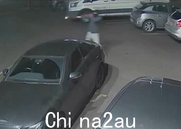 头戴巴拉克拉法帽的康纳·查普曼在灯塔酒吧外向人群发起攻击的那一刻