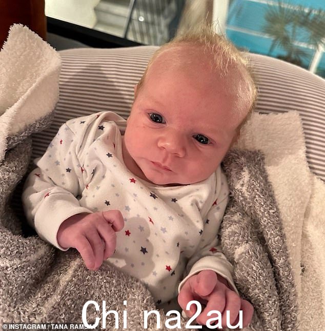 本月早些时候,塔娜用一张可爱的小孩照片来纪念杰西出生一周年