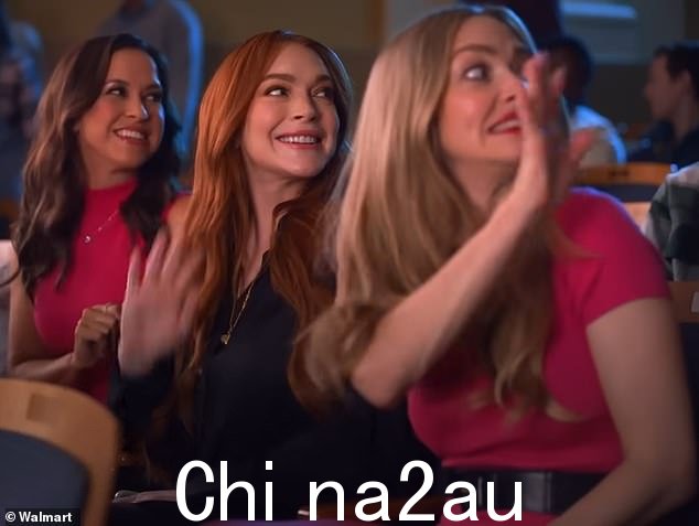 Lindsay Lohan(中)、Amanda Seyfried(右)和 Lacey Chabert(左)上个月齐聚一堂,拍摄沃尔玛广告,宣传大型连锁店的黑色星期五促销