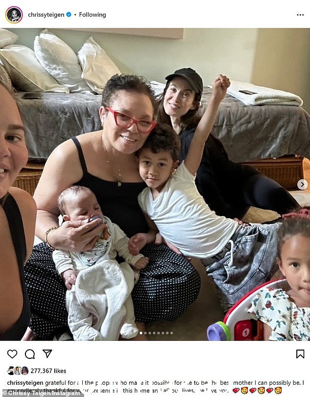 显然需要一个村庄来管理斯蒂芬斯一家,泰根在 5 月 14 日的 Instagram 帖子中亲切地向他们的四位照顾者表示敬意,但没有具体点名他们