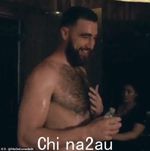 这位 34 岁的 NFL 球星在 gif 中展示了他健美的体格和崎岖的胸部