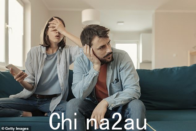 南希将英国人与母亲之间的问题归咎于寄宿学校,这使得他们很难与女人相处。¿