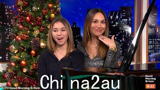 事件发生前,Ben 拿 45 岁的客人 Myleene Klass 和 16 岁的女儿 Ava 开玩笑说:“看看 Klasses,他们都很有品位!”