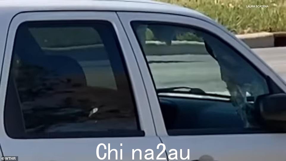 当汉克尔的一颗子弹击中他的车时,第三名司机受伤,车窗破碎,玻璃碎片飞溅