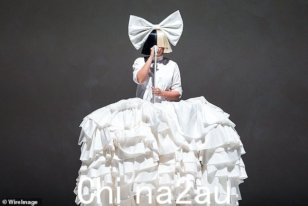 Sia,原名 Sia Kate Isobelle Furler,于 2016 年开始为她最喜欢的幸存者选手提供奖金的传统;那一年,她出现了