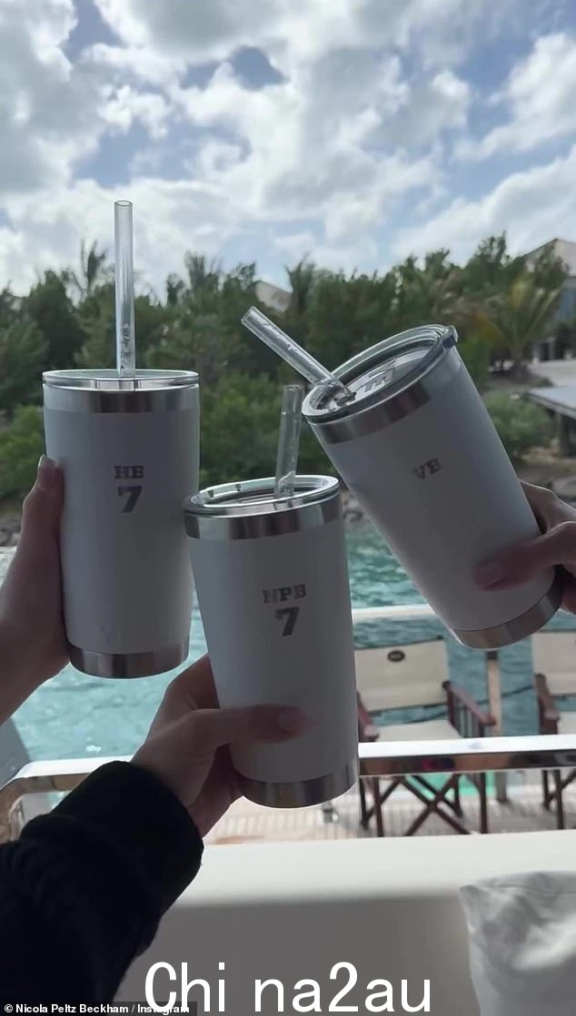 一家人用个性化烧杯喝水