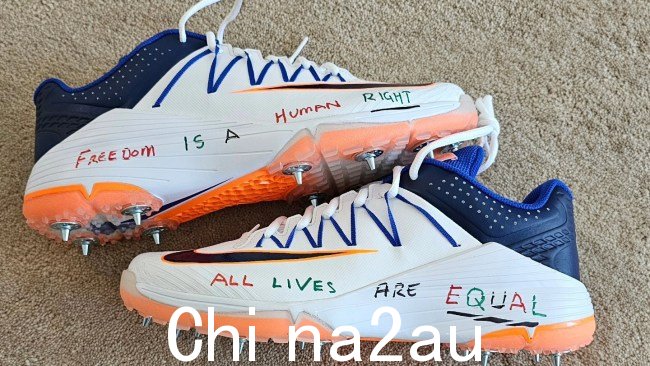 Usman Khawaja 的靴子上印有“自由是一项人权”和“所有生命平等”的字样2023 年 12 月 18 日发布到社交媒体的图片。 图片：X / @Uz_Khawaja