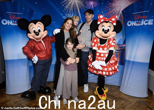 Binky Felstead 是客人之一,带着她五岁的孩子 India 和两岁的 Wolfie 去见米奇和米妮