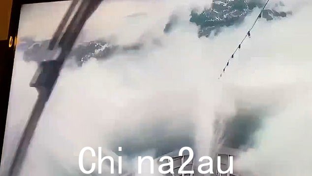 可怕的镜头显示巨浪撞向挪威船只,导致停电