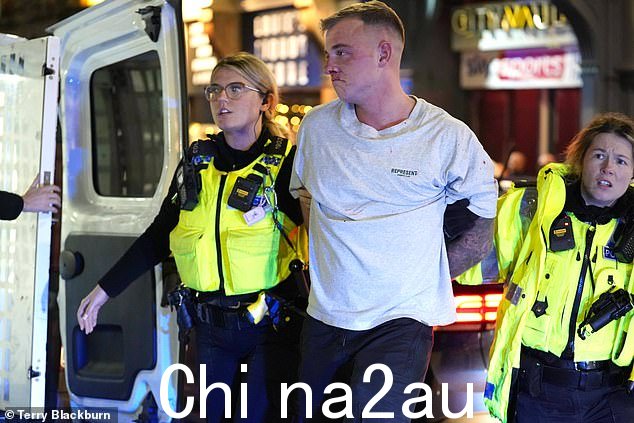 该男子在晚上 9 点前在一系列酒吧外被警察带走,鼻子流血