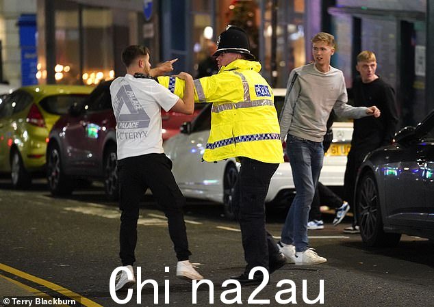 有人看到一名男子在被一名高可见度的军官推开时大喊大叫并指指点点