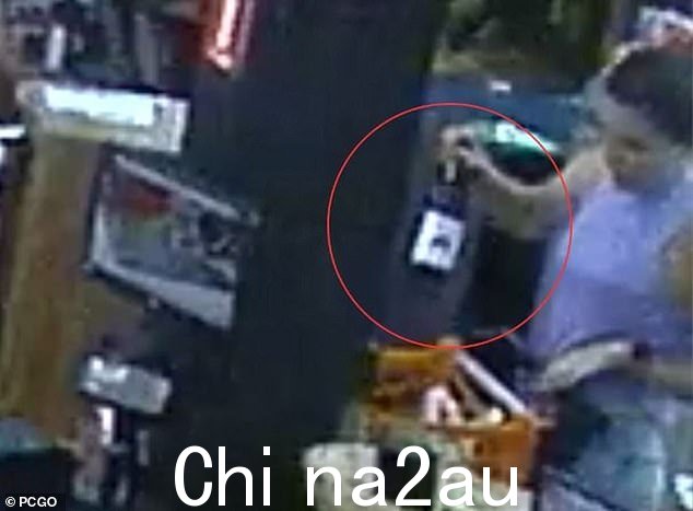 阿曼达·帕塔塔拿着一个果汁容器,这是她在据称毒害果汁容器并喂给前男友的父亲和祖母之前购买的物品之一