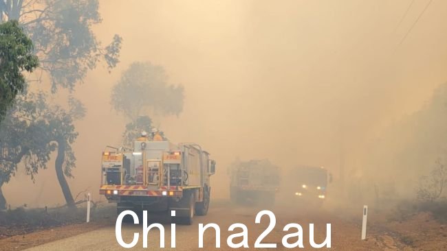 西澳的火灾等级已被降级，但仍敦促该州西南部地区的居民离开。图片：DFES