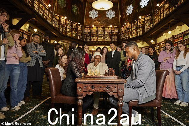 Joshua 也热爱国际象棋,这一点在他在牛津联盟演讲时得到了考验