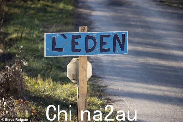 L'Eden 的标志位于亚历克斯曾经住过的精神社区附近