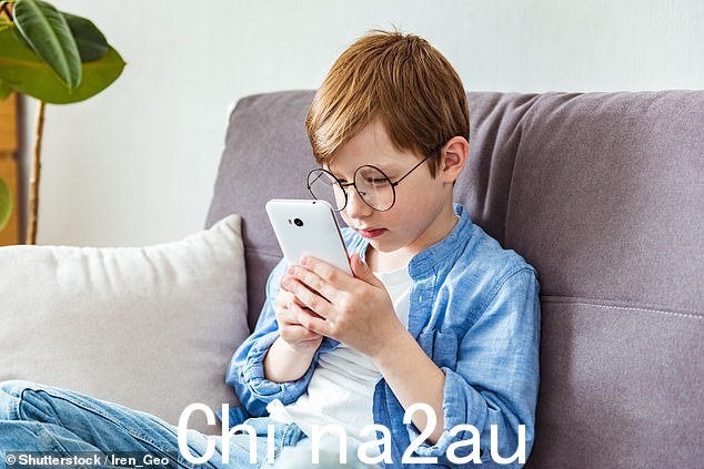 Ofcom 今年早些时候的研究显示,五分之一的三岁和四岁儿童拥有自己的移动设备(库存图片)