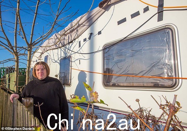 这间大篷车与她与母亲合住的三居室房产相去甚远。该地区的其他房屋售价约为 230,000 英镑