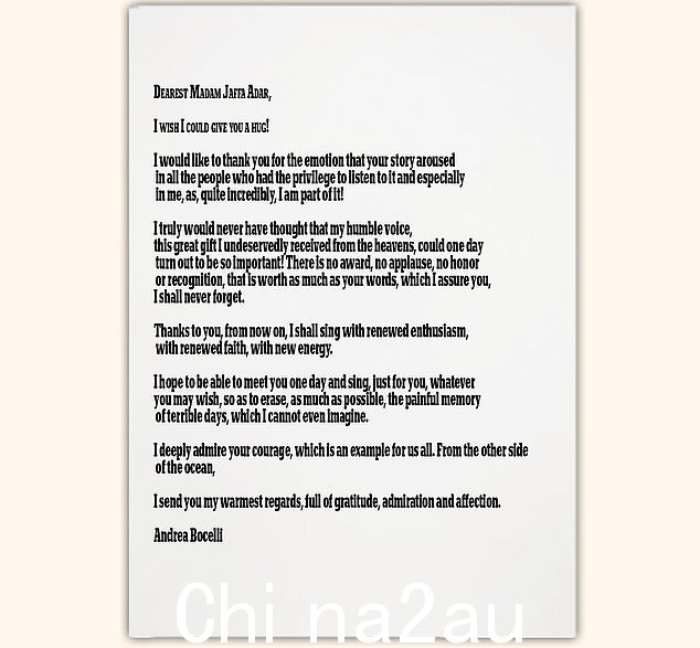 波切利对阿达尔承认自己在加沙被哈马斯恐怖分子囚禁 49 天时在脑海中唱过他的歌曲感到感动,并给她写了一封信作为回应