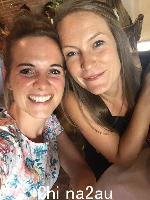 私人手术花费了妇女们估计 25,000 英镑,其中包括从匿名捐赠者那里购买精子 - 一位具有荷兰和德国血统的美国男子